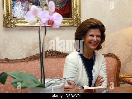 (Dpa) - lächelt Königin Silvia von Schweden während eines Interviews in ihrem Büro im königlichen Palast in Stockholm, 14. November 2002. Im Dpa-Interview berichtet sie über die Projekte und Ergebnisse ihrer World Childhood Foundation, von denen sie der Gründer ist. Die Stiftung verfügt derzeit über 45 Projekte worl Stockfoto