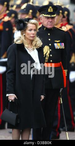 (Dpa) - Begum Inaara Aga Khan, Frau des Aga Khan, kommt in der Nieuwe Kerk (neue Kirche) in Delft an der Trauerfeier für Prinz Claus der Niederlande, 15. Oktober 2002. Prinz Claus starb am 6. Oktober 2002 im Alter von 76 Jahren. Der Ehemann der niederländischen Königin Beatrix wurde gelegt, um Ruhe in die r Stockfoto