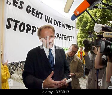 (Dpa) - Bundesumweltminister Juergen Trittin (Bündnis 90/die grünen) unterstützt und Kommentare eine Greenpeace-Demonstration gegen Patente auf Gene, Berlin, 10. Juni 2002. Trittin halten laut Koalitionsvertrag zwischen den Sozialdemokraten und den grünen präsentiert 16. Oktober 2002 Stockfoto