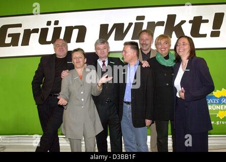 (Dpa) - vordere Läufer von Bündnis 90/die grünen stehen vor ihrem Motto "Grüne Rechtsakte" für Parlamentswahlen 2002: Rezzo Schlauch, Renate Kuenast, Joschka Fischer, Fritz Kuhn, Juergen Trittin, Claudia Roth und Kerstin Mueller (L-R), Berlin, 24. April 2002. Stockfoto