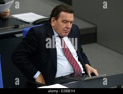 (Dpa) - Bundeskanzler Gerhard Schroeder schwindet in seinem Sitz im Bundestag in Berlin, 15. November 2002. Nach Erhalt schlechte Presse in Deutschland griffen die britischen Zeitungen Sonne und Guardian zu Schröders Politik für Wirtschaft und Arbeit. Stockfoto