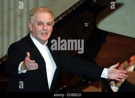 (Dpa) - Dirigent und Pianist Daniel Barenboim steht neben einem Flügel bei einem Konzert zu seinem 60. Jubiläum in der Oper Unter Den Linden in Berlin, 15. November 2002. Geboren 1942 in Buenos Aires an die Eltern der jüdischen russischer Abstammung, zog Barenboim mit seiner Familie nach Israel in 19 Stockfoto