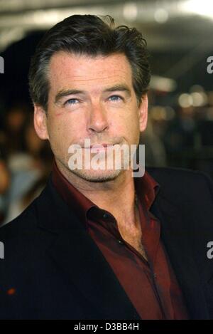 (Dpa) - irischer Schauspieler Pierce Brosnan bei den MTV European Music Awards in Barcelona, Spanien, 14. November 2002 kommt. Die James Bond-Star als Gast besucht. MTV feiert seinen 9. Präsentation der European Music Awards mit einer großen Auswahl von Sternen. Insgesamt 13 Millionen Zuschauer von MTV gewählt für ihre Stockfoto