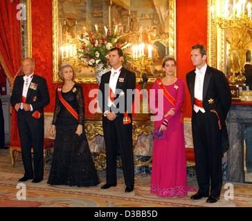 (Dpa) - von L: König Juan Carlos von Spanien, Königin Sofia, Kronprinz Felipe, Prinzessin Cristina und ihr Mann Inaki Urdangarin pose vor einem Gala-Dinner für den Bundespräsidenten im königlichen Palast in Madrid, 11. November 2002. Der Bundespräsident wurde auf einer dreitägigen Staatsbesuch in Spanien und die h Stockfoto