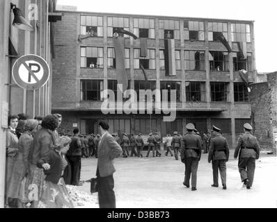 (Dpa-Dateien) - Polizei besetzen die Redaktion und Druckerei Haus der Zeitschrift "Freies Volk" (freies Volk) der westdeutschen KPD (Kommunistische Partei Deutschlands KPD) in Düsseldorf, Deutschland, 17. August 1956. Aus den Fenstern hängen sind rote Fahnen und die Flagge der Bundesrepublik Deutschland Stockfoto