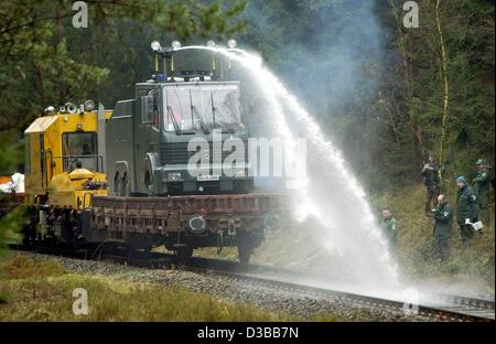 (Dpa) - mit Hilfe von einem Wasserwerfer Polizei überprüfen die Schienen in der Nähe von Leitstade, Deutschland, für Unregelmäßigkeiten, 12. November 2002. Die sechste und so weit größte Lieferung von Atommüll aus der Wiederaufbereitungsanlage in La Hague, Frankreich, um das Zwischenlager Gorleben, Deutschlands erwarten Stockfoto