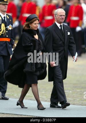 (Dpa) - Königin Silvia und König Carl XVI. Gustaf von Schweden kommen für die Trauerfeier für Prinz Claus der Niederlande an der Kirche in Delft, Niederlande, 15. Oktober 2002. Prinz Claus, der Ehemann der niederländischen Königin Beatrix wird gelegt in die königliche Familiengruft in Delft beigesetzt. Er starb am 6 Oc Stockfoto