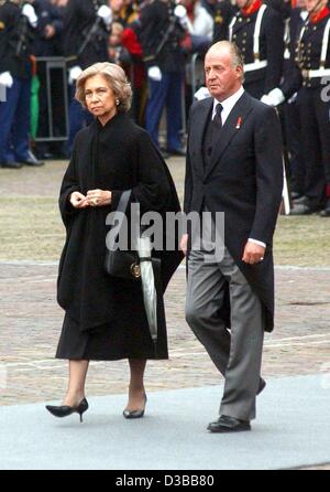 (Dpa) - Königin Sofia und König Juan Carlos von Spanien kommen für die Trauerfeier für Prinz Claus der Niederlande an der Kirche in Delft, Niederlande, 15. Oktober 2002. Prinz Claus, der Ehemann der niederländischen Königin Beatrix wird gelegt in die königliche Familiengruft in Delft beigesetzt. Er starb am 6. Oktober Stockfoto