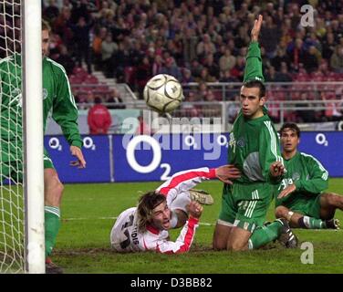 (Dpa) - Ioannis Amanatidis (M, weiße rote Trikot) des VfB Stuttgart gegen üblen Dragan Vukomir von Ferencvaros Budapest, Stuttgart, 12. November 2002 spielt. Die folgende Strafe punktet das Finale 2: 0. Stuttgart erreicht die dritte Runde des UEFA-Pokals. Das Hinspiel in Budapest wurde torlos. Stockfoto