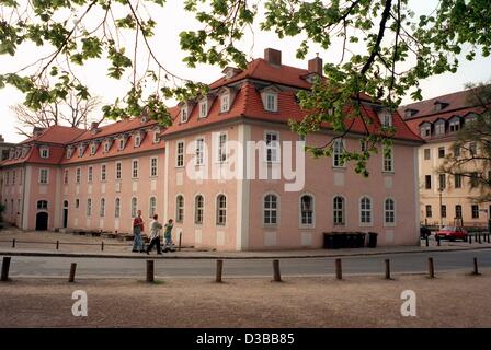 (Dpa) - das Barock-Stil erbaute Haus wurde das Haus der Charlotte von Stein, enger Freund und Vertrauter von Goethe, Weimar, 3. Mai 1996. Das Gebäude in der Nähe von Ilm River Park ist Heimat einer Niederlassung des Goethe-Instituts, die Seminare, Ausstellungen, Symposien, Konzerte und Theateraufführungen organisiert. Klasse Stockfoto