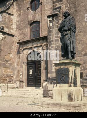 (Dpa-Dateien) - zeigt eine undatierte Filer die Statue der deutsche Philosoph und Theologe Johann Gottfried Herder vor der Herder-Kirche in Weimar. Klassische Weimar mit seiner künstlerischen Gebäude wurde 1998 zum Unesco-Weltkulturerbe erklärt. Stockfoto