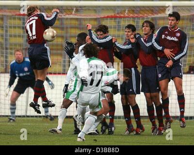 (Dpa) - Hannovers Mittelfeldspieler Nebojsa Krupnikovic (vorne) versucht, den Ball zu treten, über Bayern-Spieler Thorsten Fink (L, vorn) und (von R:) Entsprechen Sie Michael Ballack, Roque Santa Cruz, Claudio Pizarro und Owen Hargreaves ins Tor von Torhüter Oliver Kahn (L, zurück) in der zweiten Runde bewacht fo Stockfoto