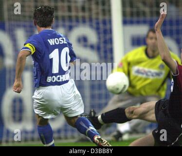 (Dpa) - Bochums Mittelfeldspieler Dariusz Wosz (L) erzielt ein Tor Berlins Torhüter Gabor Kiraly aus Ungarn während der 11. Runde Bundesliga-Spiel VfL Bochum gegen Hertha BSC Berlin in Bochum, Deutschland, 3. November 2002. Bochum gewinnt 3:0. Stockfoto