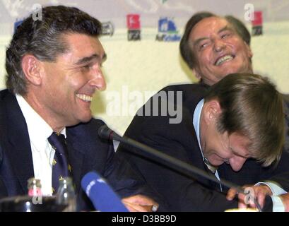 (Dpa) - Rudi Assauer (L), Geschäftsführer der Fußballverein Schalke 04, Präsident des Verbands Deutscher Liga Werner Hackmann (C) und Gerhard Mayer-Vorfelder, Präsident des deutschen Fussball-Verband "Deutscher Fussballbund" (DFB), lachen, während einer Pressekonferenz in Gelsenkirchen, Deutschland, 11 Stockfoto