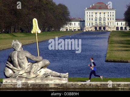 (Dpa-Dateien) - führt ein Jogger vorbei ein Neptun-Statue im Park des Nymphenburger Schloss in München, 4. April 2002. Das Gebäude der Nymphenburger Schloss begann im 17. Jahrhundert und war die ehemalige Sommerresidenz der Herrscher von Bayern. Stockfoto