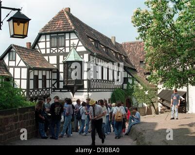 (Dpa-Dateien) - Touristen besuchen die Wartburg befindet sich über der Stadt Eisenach, Deutschland, 9. Juni 1993. Obwohl es einige ursprüngliche Abschnitte aus der Feudalzeit beibehalten hat, erworben seiner Form während des 19. Jahrhunderts Rekonstitution. Es war während seines Exils auf der Wartburg, dass Martin Luther tr Stockfoto