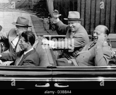 (Dpa-Dateien) - sowjetische Führer Nikita Krushchev (2. v. R) und Generalsekretär der DDR Partei SED Walter Ulbricht (R) Welle aus offenen Wagen während der Chruschtschow Staat besuchen in Ost-Berlin, DDR, 7. August 1957. Stockfoto