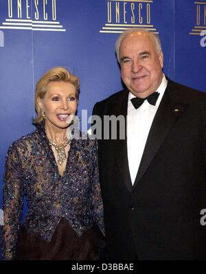 (Dpa) - stellt UNESCO-Botschafterin Ute-Henriette Ohoven mit ehemaligen deutschen Bundeskanzler Helmut Kohl während der UNESCO Benefiz-Gala Kinder In Not in Neuss, Deutschland, 9. November 2002. Ohoven Gastgeber der Veranstaltung und Schirmherrin war ehemaliger Bundeskanzler Kohl. Stockfoto