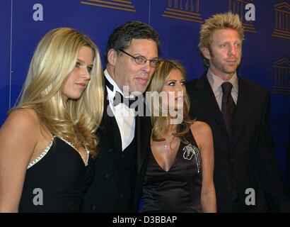 (Dpa) - der ehemalige deutsche Tennis Sterne Boris Becker (R) neben Bäckerei-Kette Inhaber Heiner Kamps, Kamps Freundin Dijana Medonjanin und seine Tochter Judith Kamps während der UNESCO Benefiz-Gala Kinder In Not in Neuss, Deutschland, 9. November 2002 steht. UNESCO-Botschafterin Ohoven Gastgeber der Veranstaltung und seine Stockfoto