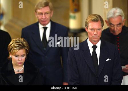 (Dpa) - Großherzog Henri von Luxemburg und Großherzogin Maria Theresa verneigen während einer Trauerfeier für die Opfer der Luxair Flugzeugabsturz, Luxemburg, 10. November 2002 in der Kathedrale Notre Dame. Zwanzig Menschen starben bei einem Luxair aus Berlin beim Anflug auf Mitglied stürzte Stockfoto