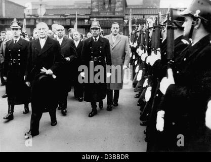 (Dpa-Dateien) - deutsche Bundeskanzler Konrad Adenauer Pässe pro Polizei Line-up bei seiner Ankunft in Saarbrücken, die Hauptstadt des neuen deutschen Bundesland Saarland, Bundesrepublik Deutschland, 1. Januar 1957. Hinter Adenauer der Premier-Minister des Saarlandes, Hubert Ney. Nach dem zweiten Weltkrieg wurde das Saarland unterstellt Fr Stockfoto