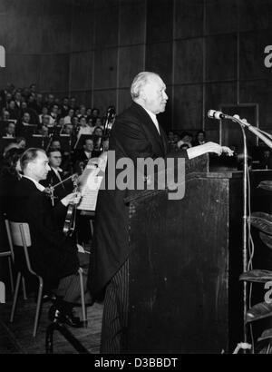 (Dpa-Dateien) - deutsche Bundeskanzler Konrad Adenauer hält eine Rede in der neuen deutschen Bundesland Saarland in seiner Hauptstadt Saarbrücken West, 1. Januar 1957. Nach dem zweiten Weltkrieg wurde das Saarland gelegt französische militärisch besetzt und in einem Referendum die Bevölkerung für wirtschaftliche union Wit gestimmt Stockfoto