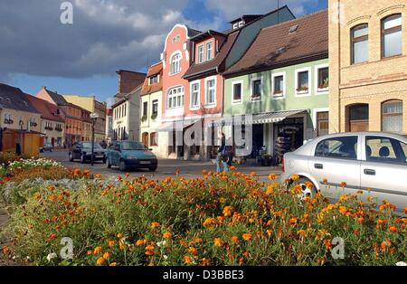 (Dpa) - ein Blick auf die Leipziger Straße in Artern, Ostdeutschland, 24. Oktober 2002. Die Stadt mit ca. 7.000 Einwohnern hat die höchste Arbeitslosigkeit Rate im Bundesland Thüringen mit einem Durchschnitt von 30 Prozent. Jetzt plant die Kölner TV-Produktionsfirma Endemol Film Leben in der Kleinstadt Stockfoto