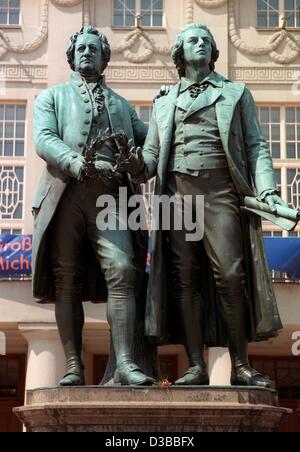 (Dpa-Dateien) - eine Skulptur der deutsche Dichter Johann Wolfgang von Goethe (L, 1749-1832) und Friedrich Schiller (1759-1805) steht vor dem Deutschen Nationaltheater in Weimar, im Sommer 1999 Bild. Stockfoto