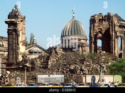 (Dpa-Dateien) - ein Blick auf die Ruinen der zerstörten Frauenkirche in Dresden, Ostdeutschland, 1990. Die Kirche, ein Meisterwerk der barocken Architektur, wurde im Februar 1945 zerstört. Seine Ruinen als Mahnmal des Krieges diente, bis in den frühen 90er Jahren die Entscheidung getroffen wurde, um die Frauenkir wieder aufzubauen Stockfoto