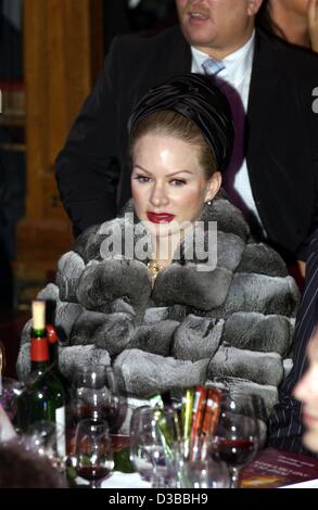 (Dpa) - Shawne Borer-Fielding, ehemalige Miss Texas und Ehefrau des ehemaligen Schweizer Botschafter in Deutschland, stellt mit einem Pelz auf einer Charity-Gala in Berlin, 3. November 2002. Borer-Fielding und ihr Mann waren die Gäste der Gala "Kinder in Gefahr" (Kinder in Gefahr). Stockfoto