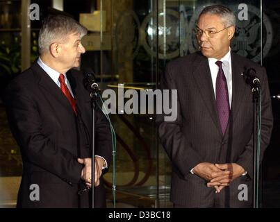 (Dpa) - US-Außenminister Colin Powell (R) beantwortet Fragen mit deutschen Außenminister Joschka Fischer (L) während einer gemeinsamen Pressekonferenz im State Department in Washington, 30. Oktober 2002. Powell und Fischer beantwortet Fragen zu den letzten Risse zwischen den beiden Regierungen über Politik auf I Stockfoto