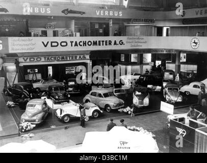 (Dpa) - Dateien die neuesten Automodelle auf dem Display, im Bild vor der Eröffnung der ersten Internationalen Automobilausstellung in Frankfurt am Main, 19. April 1951. Stockfoto