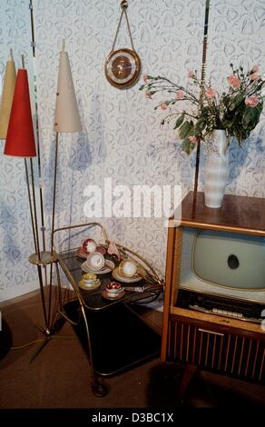 (Dpa-Dateien) - ist ein Wohnzimmer mit einem typischen TV-Gerät und Möbel aus den 1950er Jahren in einer Ausstellung in Deutschland (undatiert Filer). Stockfoto