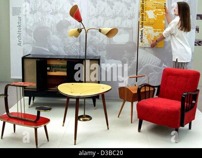 (Dpa-Dateien) - ist ein Wohnzimmer mit ein typischer Satz von Möbeln aus den 1950er-Jahren in einer Ausstellung im Rathaus in Wolfsburg, Deutschland, 27. Mai 1998. Stockfoto