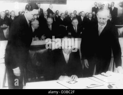 (Dpa-Dateien) - Konrad Adenauer, Bundeskanzler und Außenminister, der Deutschland-Vertrag in der bundesdeutschen Hauptstadt Bonn, 26. Mai 1952 unterzeichnet. Mit der drei westlichen Mächte Großbritannien, Frankreich und den Vereinigten Staaten unterzeichnete Vertrag garantiert volle Souveränität für alle innen- und außen-p Stockfoto