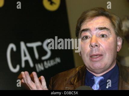 (Dpa) - britischer Komponist Andrew Lloyd Webber ("Evita") steht vor einem Plakat seiner musical "Cats" in Berlin, 30. Oktober 2002. Das Musical basiert auf dem T.S. Eliot Buch, 1981 in London uraufgeführt und ist seitdem eines der erfolgreichsten Musicals weltweit. Stockfoto