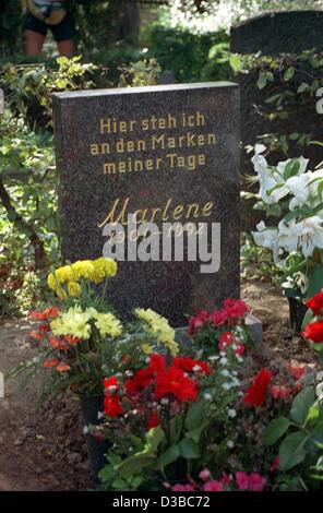 (Dpa) - frische Blumen schmücken das Grab der berühmte Schauspielerin und Sängerin Marlene Dietrich, Berlin-Friedenau, 29. Juli 1992. Dietrich wurde am 27. Dezember 1901 in Berlin geboren und starb am 6. Mai 1992 in Paris. Stockfoto
