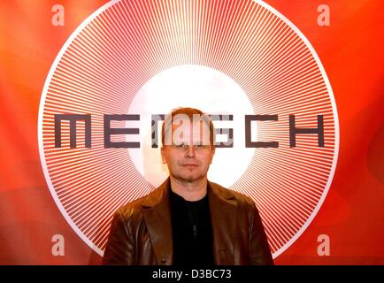 (Dpa) - der deutsche Musiker und Schauspieler Herbert Groenemeyer steht vor dem Label seines neuen Albums "Mensch" auf einer Pressekonferenz in Mülheim, 30. Oktober 2002. Im November startet er eine Tournee mit 16 Konzerten. Stockfoto