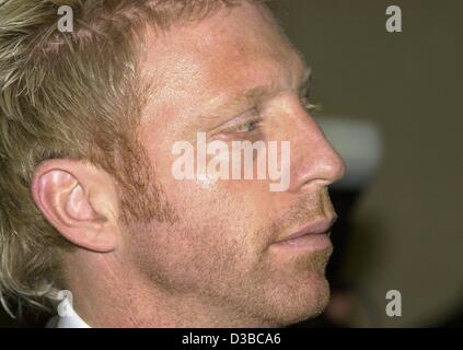 (Dpa) - der ehemalige deutsche Tennisstar Boris Becker abgebildet im Münchner Regional Court ich wo er wegen Steuerhinterziehung in München, 24. Oktober 2002 versucht wurde. Zwei Tage nach das Gericht ihn zu zwei Jahren auf Bewährung und einer Geldstrafe von 500.000 Euro frei verurteilte und Becker verurteilt soll die Staatsanwaltschaft noch Stockfoto