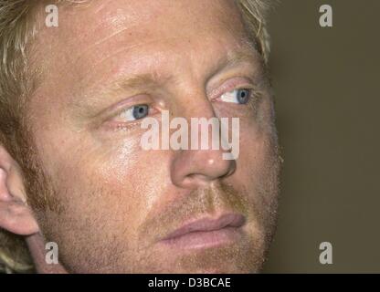 (Dpa) - der ehemalige deutsche Tennisstar Boris Becker abgebildet im Münchner Regional Court ich wo er wegen Steuerhinterziehung in München, 24. Oktober 2002 versucht wurde. Zwei Tage nach das Gericht ihn zu zwei Jahren auf Bewährung und einer Geldstrafe von 500.000 Euro frei verurteilte und Becker verurteilt soll die Staatsanwaltschaft noch Stockfoto
