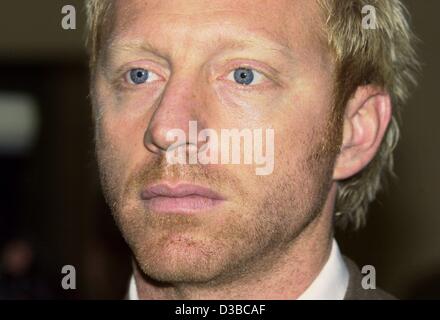 (Dpa) - der ehemalige deutsche Tennisstar Boris Becker abgebildet im Münchner Regional Court ich wo er wegen Steuerhinterziehung in München, 24. Oktober 2002 versucht wurde. Zwei Tage nach das Gericht ihn zu zwei Jahren auf Bewährung und einer Geldstrafe von 500.000 Euro frei verurteilte und Becker verurteilt soll die Staatsanwaltschaft noch Stockfoto