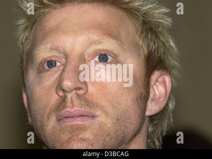 (Dpa) - der ehemalige deutsche Tennisstar Boris Becker abgebildet im Münchner Regional Court ich wo er wegen Steuerhinterziehung in München, 24. Oktober 2002 versucht wurde. Zwei Tage nach das Gericht ihn zu zwei Jahren auf Bewährung und einer Geldstrafe von 500.000 Euro frei verurteilte und Becker verurteilt soll die Staatsanwaltschaft noch Stockfoto