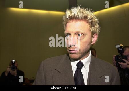 (Dpa) - der ehemalige deutsche Tennisstar Boris Becker abgebildet im Münchner Regional Court ich wo er wegen Steuerhinterziehung in München, 24. Oktober 2002 versucht wurde. Zwei Tage nach das Gericht ihn zu zwei Jahren auf Bewährung und einer Geldstrafe von 500.000 Euro frei verurteilte und Becker verurteilt soll die Staatsanwaltschaft noch Stockfoto