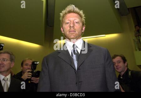 (Dpa) - Boris Becker vor der regionalen Amtsgericht München I erscheint wo wurde er wegen Steuerhinterziehung in München, 23. Oktober 2002 versucht. Das Gericht verurteilte den ehemaligen Tennisstar am 24. Oktober zu zwei Jahren auf Bewährung und einer Geldstrafe von 500.000 Euro frei. Das 34-jährige Becker seine Strafe akzeptiert und verkünden Stockfoto