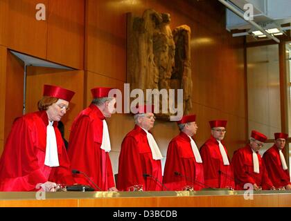 (Dpa) - der zweite Senat des Bundesverfassungsgerichts (L-r: Lerke Osterloh, Bertold Sommer, Hans Joachim Jentsch, Vorsitzende Winfried Hassemer, Udo Di Fabio, Siegfried Broß und Rudolf Mellinghoff) öffnen den Prozess gegen den rechtsextremen nationalen demokratischen Partei NPD in Karlsruhe, Deutschland Stockfoto