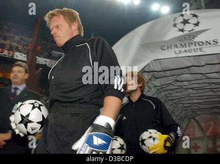 (Dpa) - Bayern Torhüter Oliver Kahn (L) Joggs ins Stadion mit Stefan Wessel, Bayerns zweiter Torwart, vor der UEFA Champions League Spiel AC Mailand gegen FC Bayern München in Mailand, Italien, 23. Oktober 2002. Milan gewinnt 2:1. Stockfoto