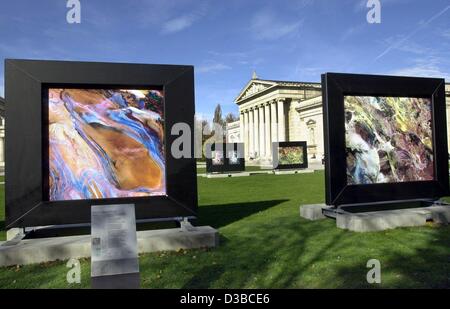 (Dpa) - zwanzig großformatige Satellitenbilder in der Pinakothek in München, 23. Oktober 2002 ausgestellt. Das Foto auf der linken Seite zeigt die Altun-Shan-Gebirges im Norden Chinas, auf die direkt geologische Muster im Iran. Die Fotos sind bis zum 1. November gezeigt. Stockfoto