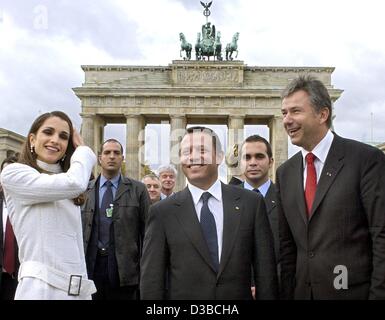 (Dpa) - König Abdullah II von Jordanien (C), seine Frau, Königin Rania und der regierende Bürgermeister von Berlin Klaus Wowereit (R) stellen Sie sich vor dem Brandenburger Tor in Berlin, 23. Oktober 2002. Das Königspaar waren die erste Staatsgäste, besuchen die neu restaurierten Tor. Hunderte von Berliner Bürgern und Touristen Stockfoto
