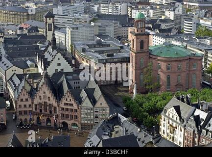 (Dpa) - ein Blick auf das Rathaus genannt "Römer" (vorne links) und Paulus (R), Frankfurt am Main, 18. Oktober 2002. Stockfoto