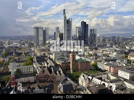 (Dpa) - ist ein Blick auf Frankfurt am Main mit dem historischen Rathaus "Römer" in der Front, St. Paul in der Mitte und die Wolkenkratzer in den Rücken, 18. Oktober 2002. Stockfoto